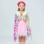 Menina usando a capa infantil sereia em pé, de frente, com seu fecho em fita dourada e gola detalhada.