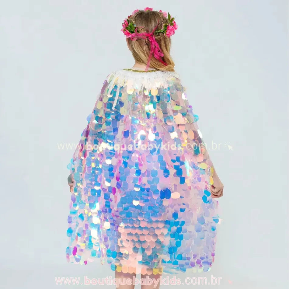 Vista traseira da capa infantil holográfica, com acabamento translúcido e efeito escama de sereia, criando um brilho encantador.