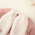 Detalhe das orelhinhas peluciadas da jaqueta infantil rosa com tema coelho – Boutique Baby Kids