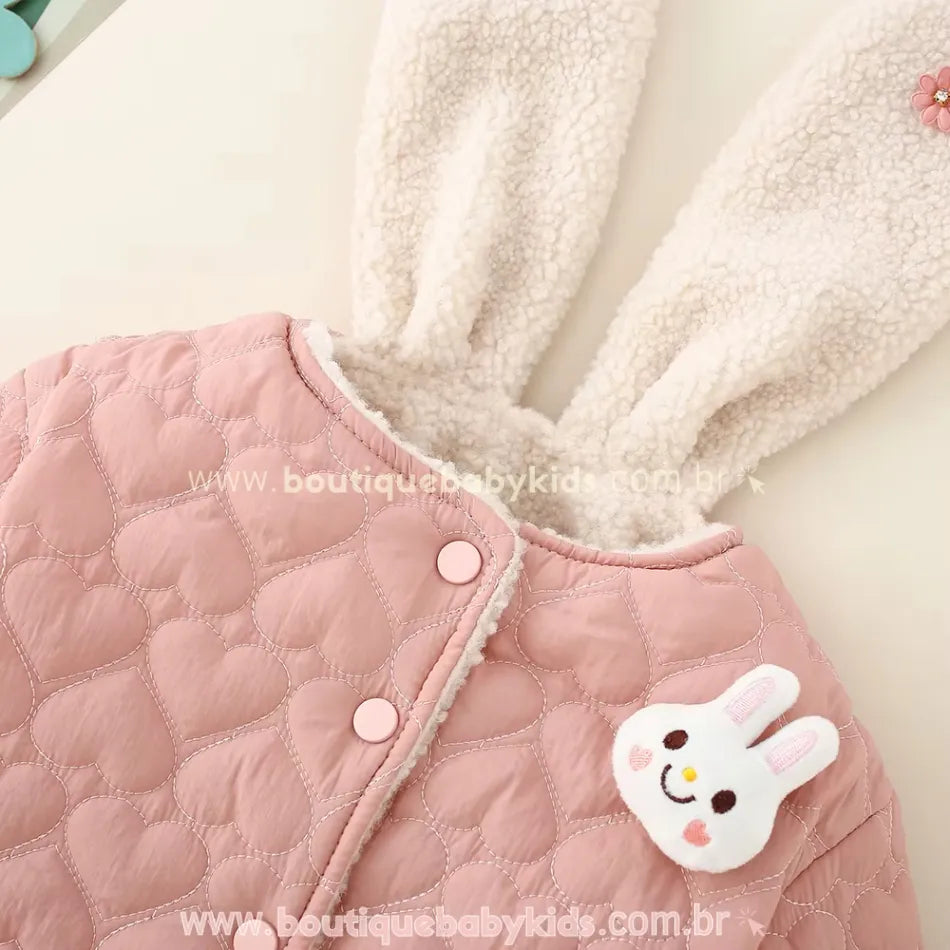 Aplique bordado de coelhinho sorridente na jaqueta infantil rosa com matelassado de corações – Boutique Baby Kids
