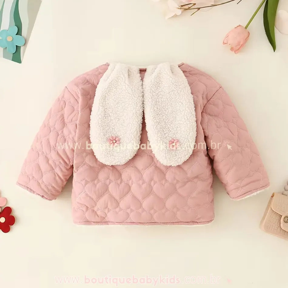 Parte de trás da jaqueta bebê rosa com orelhas de coelho caídas e florzinhas decorativas – Boutique Baby Kids