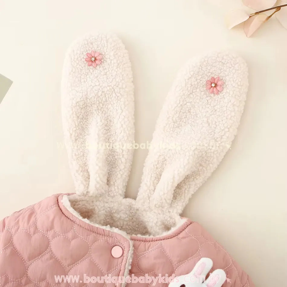 Capuz com longas orelhas de coelho e florzinhas aplicadas na jaqueta infantil rosa – Boutique Baby Kids