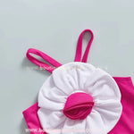 Detalhe das alças duplas finas do maiô infantil rosa, garantindo um ajuste confortável nos ombros.