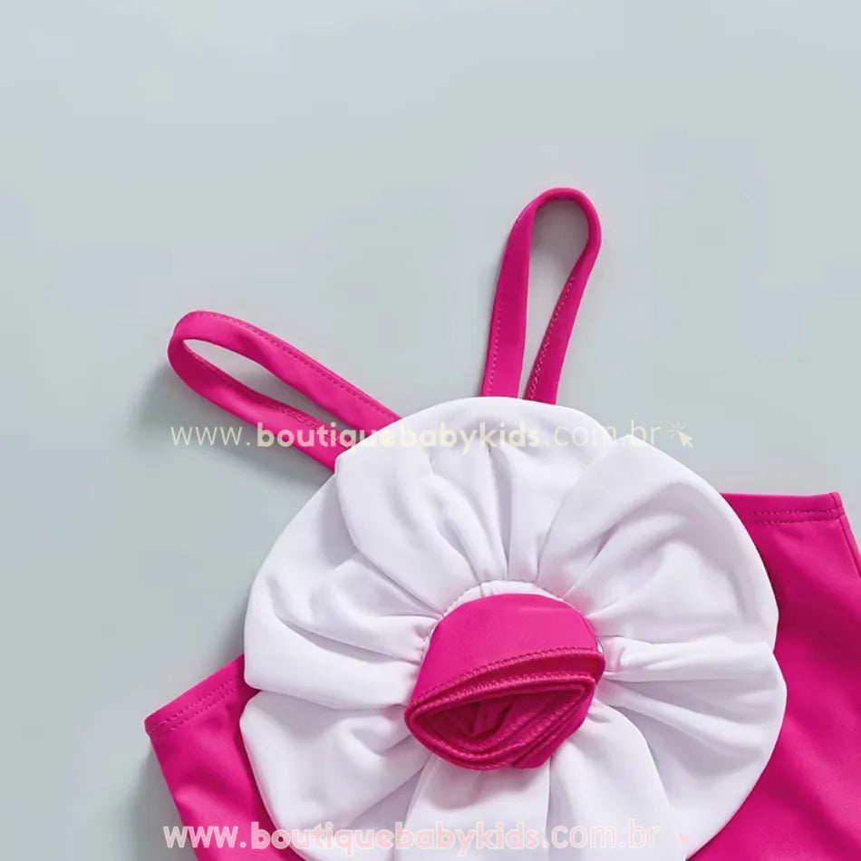 Detalhe das alças duplas finas do maiô infantil rosa, garantindo um ajuste confortável nos ombros.