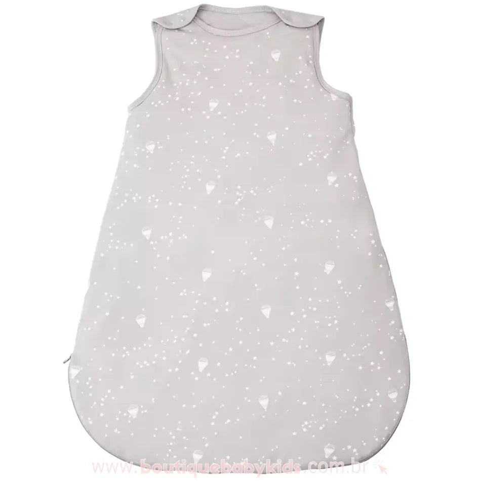 Saco de dormir sozinho em fundo branco, destacando o design sem mangas, estampa delicada de estrelas e planetas, e tecido acolchoado para noites mais frias.
