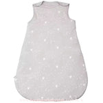 Saco de dormir sozinho em fundo branco, destacando o design sem mangas, estampa delicada de estrelas e planetas, e tecido acolchoado para noites mais frias.
