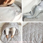 Detalhes do fecho de botões nos ombros, zíper lateral e tecido interno do saco de dormir, evidenciando a praticidade e conforto do modelo.