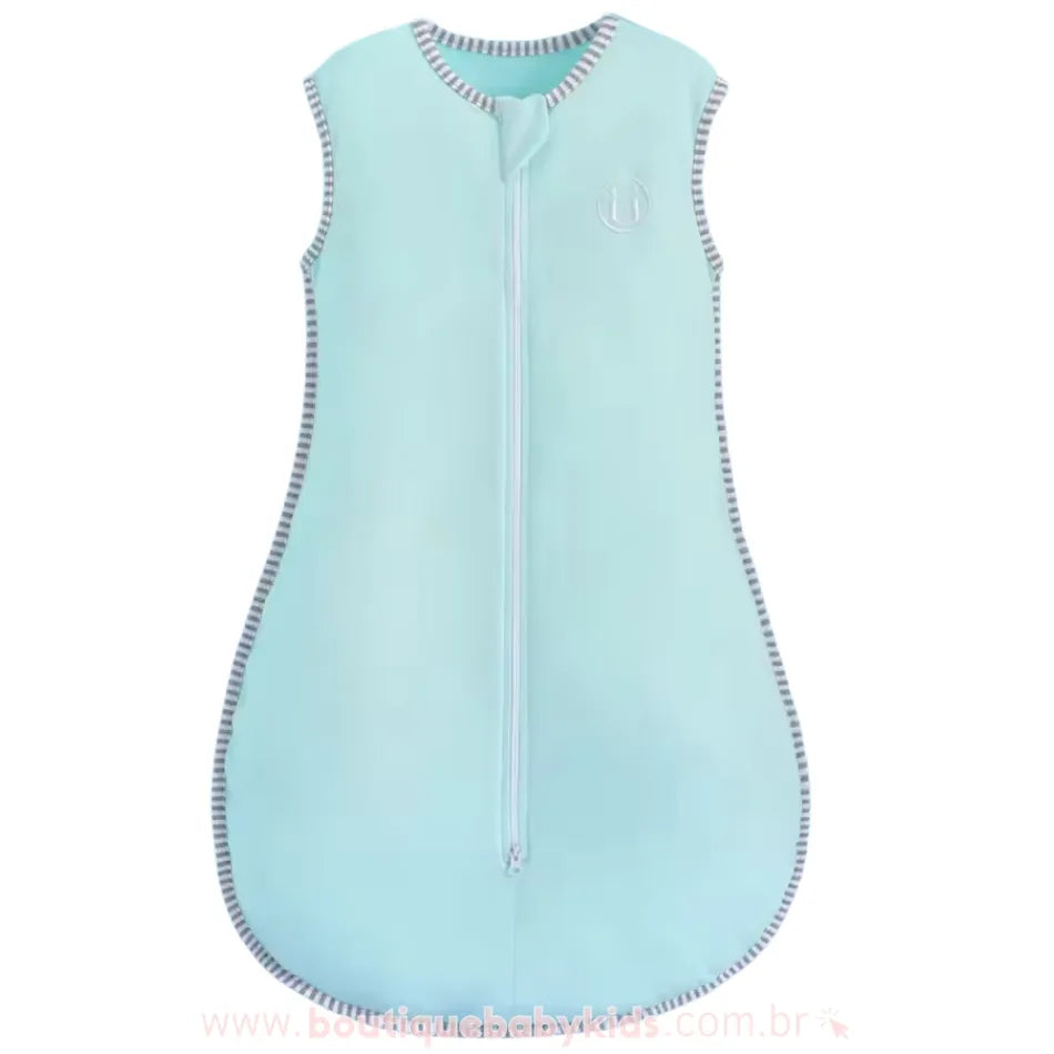 Saco de dormir para bebê na cor azul claro, ideal para manter o pequeno aquecido sem superaquecer, com zíper duplo para praticidade na troca de fraldas.