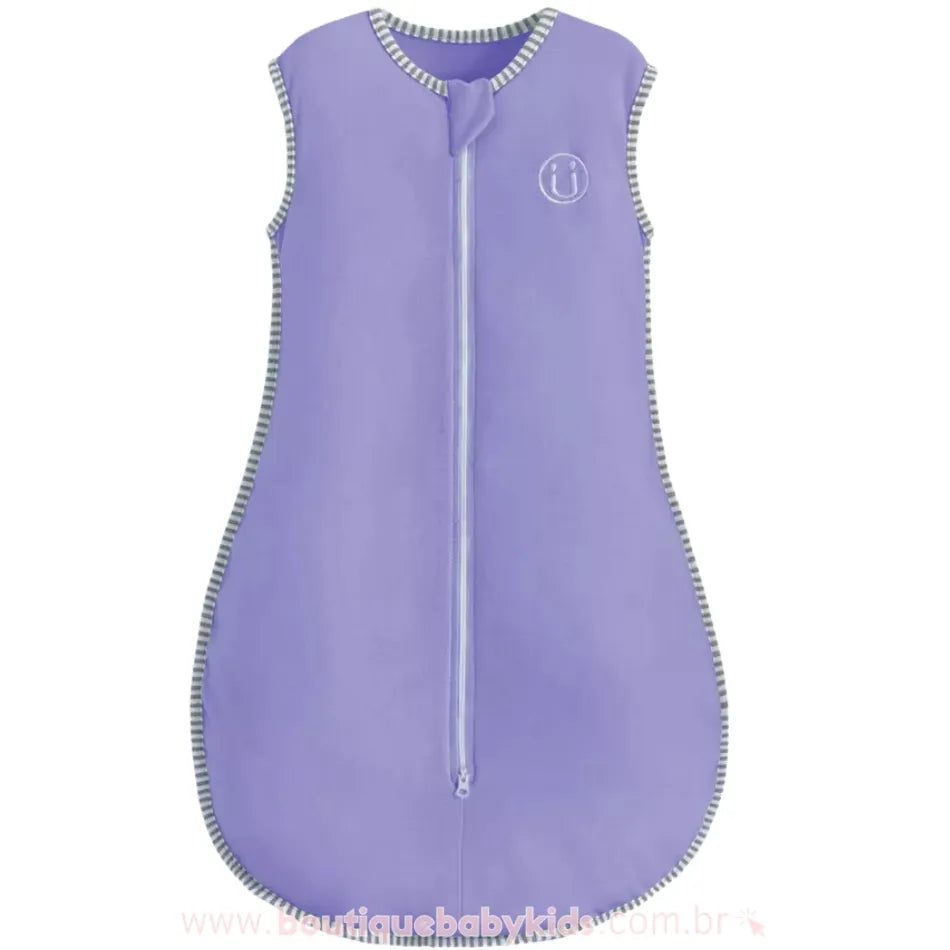 Saco de dormir para bebê na cor lilás, com design ajustado ao corpinho, bordado discreto no peito e detalhes contrastantes nas bordas.