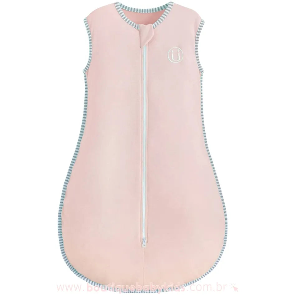 Saco de dormir para bebê em tom rosa claro, com acabamento delicado e modelagem ergonômica, garantindo conforto durante a noite.