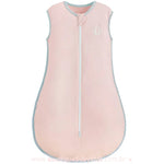 Saco de dormir para bebê em tom rosa claro, com acabamento delicado e modelagem ergonômica, garantindo conforto durante a noite.