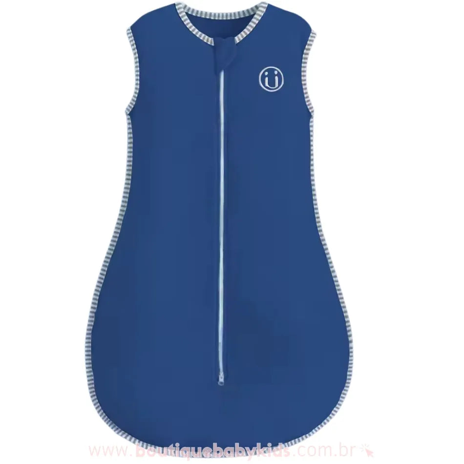 Saco de dormir para bebê na cor azul marinho, com zíper frontal e detalhes listrados nas bordas, proporcionando aconchego e liberdade de movimentos durante o sono.