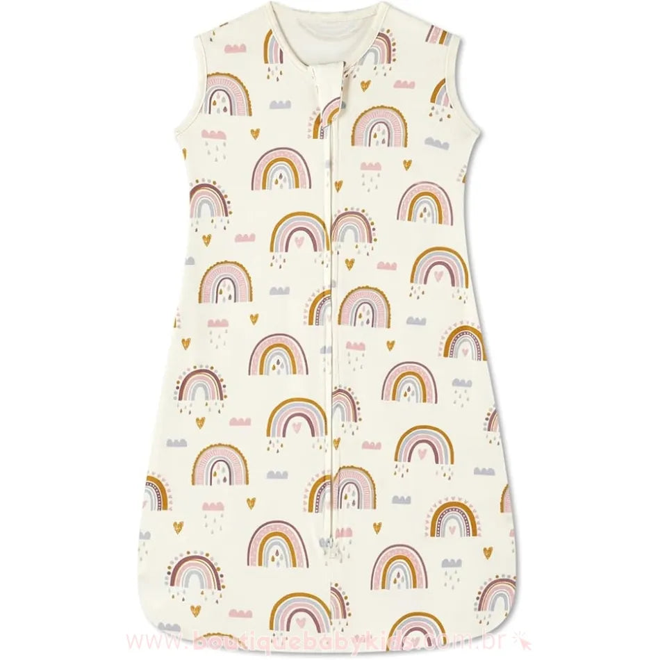 Saco de Dormir Bebê Chuva de Arco-Íris, modelo sem mangas, em tecido leve e macio. Possui estampa delicada de arco-íris coloridos com pequenos corações e nuvens sobre fundo bege claro. Conta com zíper frontal bidirecional e acabamento reforçado nas bordas para maior conforto e praticidade. Ideal para um sono aconchegante e seguro.