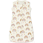 Saco de Dormir Bebê Chuva de Arco-Íris, modelo sem mangas, em tecido leve e macio. Possui estampa delicada de arco-íris coloridos com pequenos corações e nuvens sobre fundo bege claro. Conta com zíper frontal bidirecional e acabamento reforçado nas bordas para maior conforto e praticidade. Ideal para um sono aconchegante e seguro.