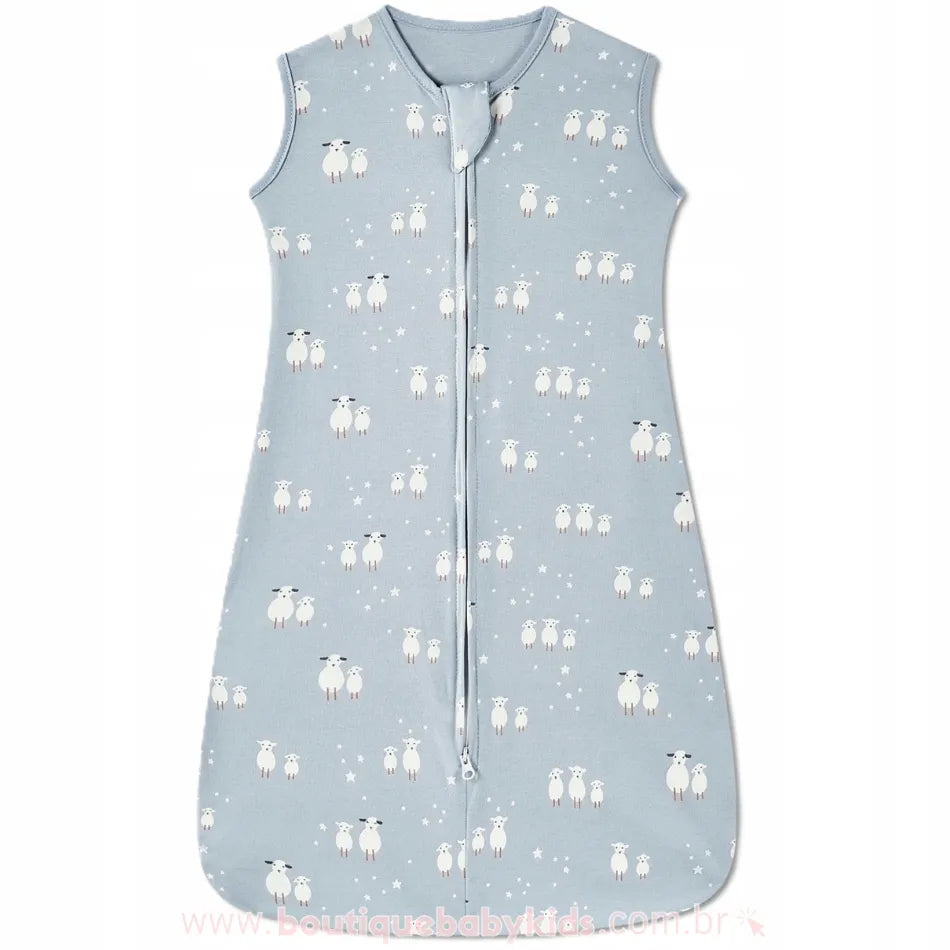 Saco de dormir para bebê na cor azul claro, com estampa fofa de carneirinhos e estrelas. Modelo sem mangas, com zíper frontal de abertura completa e acabamento macio para maior conforto.