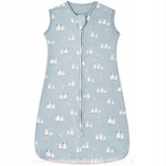 Saco de dormir para bebê na cor azul claro, com estampa fofa de carneirinhos e estrelas. Modelo sem mangas, com zíper frontal de abertura completa e acabamento macio para maior conforto.