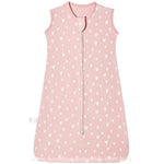 Saco de Dormir Bebê Doce Coração na cor rosa com estampa delicada de pequenos corações brancos distribuídos uniformemente. O modelo sem mangas possui um design aconchegante e fechamento frontal com zíper duplo para maior praticidade. Ideal para proporcionar noites tranquilas e seguras para o bebê.