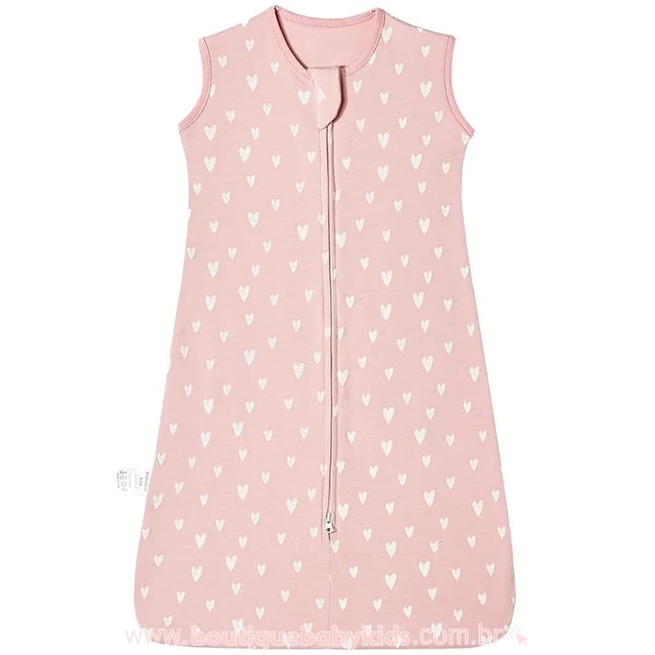 Saco de Dormir Bebê Doce Coração na cor rosa com estampa delicada de pequenos corações brancos distribuídos uniformemente. O modelo sem mangas possui um design aconchegante e fechamento frontal com zíper duplo para maior praticidade. Ideal para proporcionar noites tranquilas e seguras para o bebê.