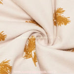 Detalhe do tecido do Saco de Dormir Bebê Folhas de Outono, com estampa delicada de folhas em tom caramelo sobre fundo bege. Confeccionado em algodão macio e respirável.