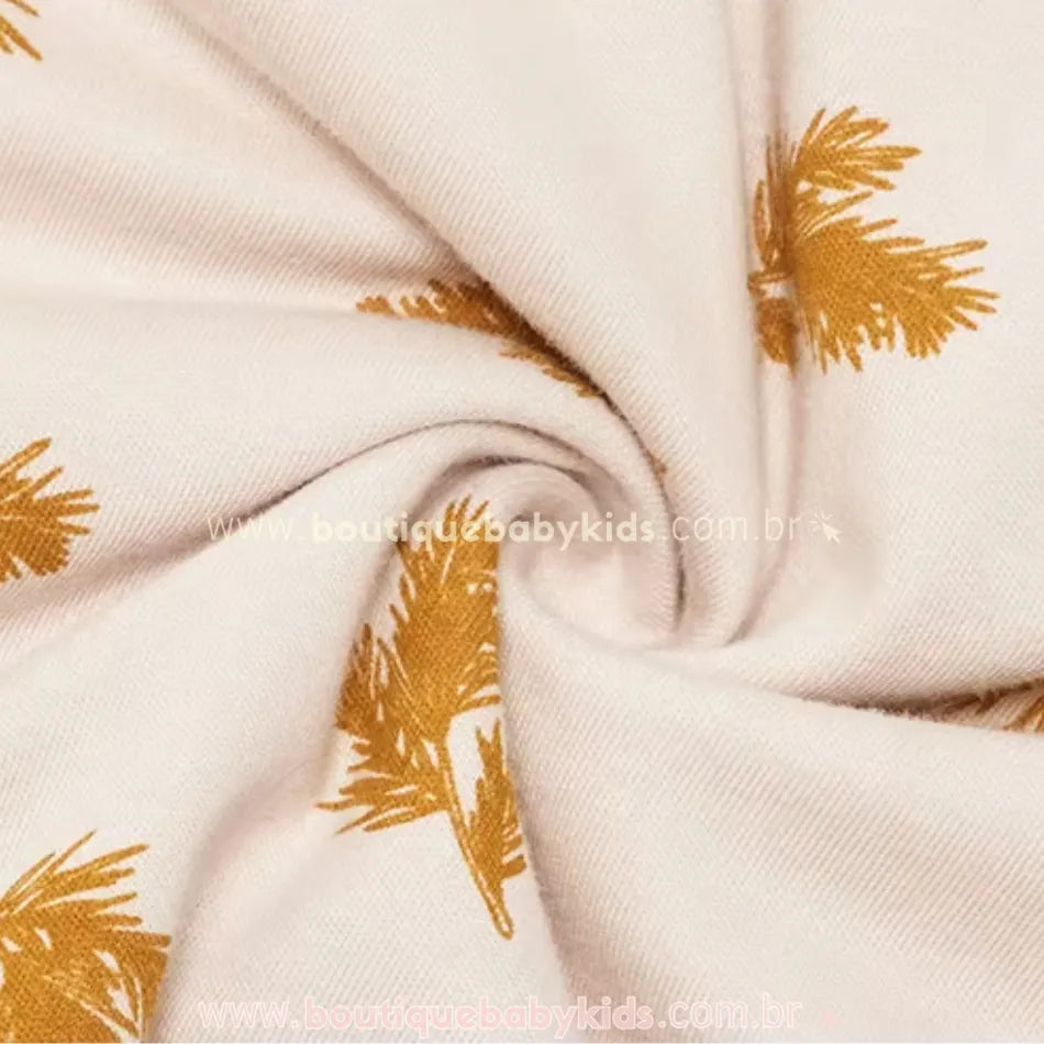 Detalhe do tecido do Saco de Dormir Bebê Folhas de Outono, com estampa delicada de folhas em tom caramelo sobre fundo bege. Confeccionado em algodão macio e respirável.