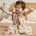 Bebê usando o Saco de Dormir Bebê Folhas de Outono, demonstrando a liberdade de movimento que o modelo proporciona durante o sono e momentos de brincadeira.