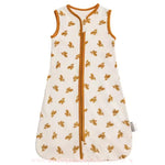 Saco de Dormir Bebê Folhas de Outono em exibição, mostrando seu design amplo e confortável, com acabamento em viés caramelo combinando com a estampa.