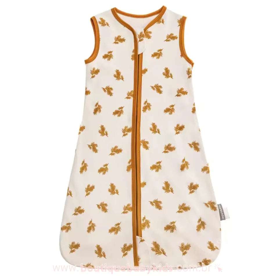 Saco de Dormir Bebê Folhas de Outono em exibição, mostrando seu design amplo e confortável, com acabamento em viés caramelo combinando com a estampa.