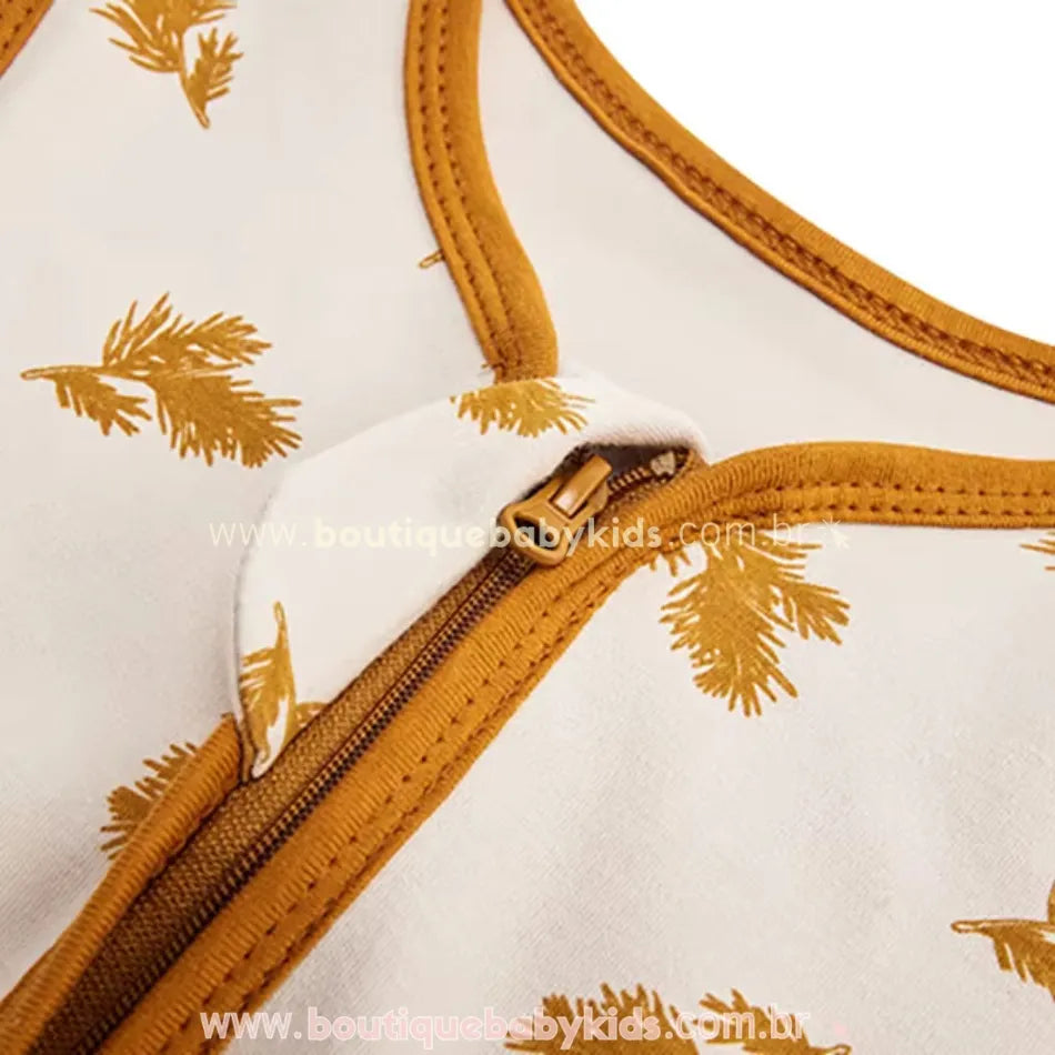 Detalhe do fecho de segurança no pescoço do Saco de Dormir Bebê Folhas de Outono, garantindo proteção extra e evitando contato direto do zíper com a pele do bebê.