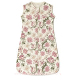 Saco de Dormir Bebê Jardim de Sonhos – saco de dormir infantil sem mangas, com fundo bege e estampa floral delicada em tons de rosa e verde. Possui um zíper frontal com proteção no topo para evitar contato direto com a pele do bebê. O tecido é macio e confortável, ideal para proporcionar noites aconchegantes e seguras.