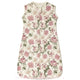 Saco de Dormir Bebê Jardim de Sonhos – saco de dormir infantil sem mangas, com fundo bege e estampa floral delicada em tons de rosa e verde. Possui um zíper frontal com proteção no topo para evitar contato direto com a pele do bebê. O tecido é macio e confortável, ideal para proporcionar noites aconchegantes e seguras.