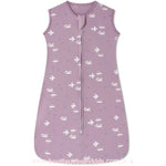 Saco de Dormir Bebê Viagem dos Pássaros em tom lavanda, sem mangas, com estampa delicada de pássaros em voo e montanhas brancas. Possui fechamento frontal com zíper duplo, design aconchegante e acabamento delicado, ideal para manter o bebê confortável e seguro durante o sono.