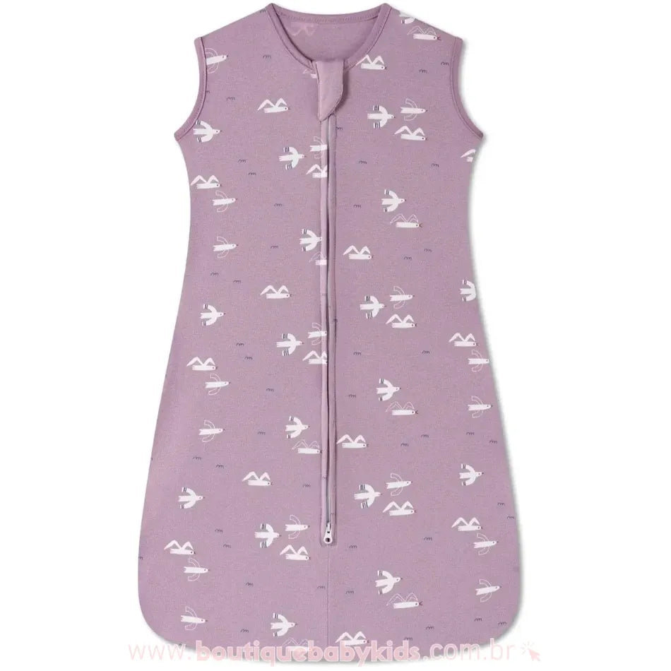 Saco de Dormir Bebê Viagem dos Pássaros em tom lavanda, sem mangas, com estampa delicada de pássaros em voo e montanhas brancas. Possui fechamento frontal com zíper duplo, design aconchegante e acabamento delicado, ideal para manter o bebê confortável e seguro durante o sono.