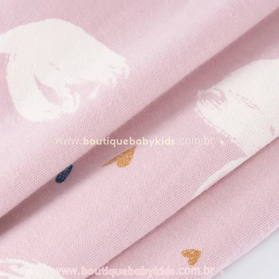 Detalhe da textura do tecido do saco de dormir para bebê, feito de algodão respirável e delicado para a pele sensível.