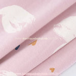 Detalhe da textura do tecido do saco de dormir para bebê, feito de algodão respirável e delicado para a pele sensível.