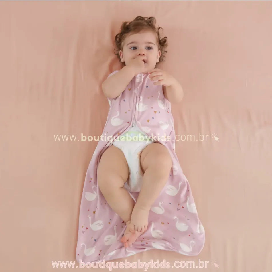 Saco de dormir para bebê 100% algodão com estampa de cisnes, garantindo aconchego e segurança para um sono tranquilo.