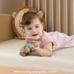 Bebê sorrindo enquanto usa o saco de dormir infantil sem mangas, proporcionando liberdade de movimentos e conforto térmico.