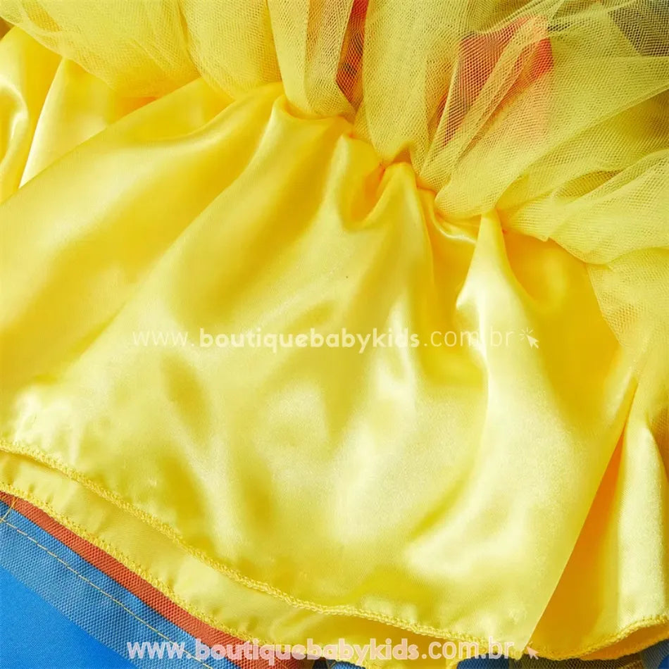 Detalhe do forro interno da saia infantil Branca de Neve, feito em cetim amarelo macio para maior conforto e acabamento sofisticado.