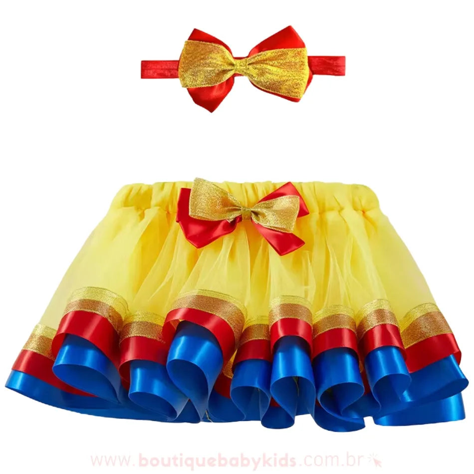 Conjunto saia e faixa infantil Branca de Neve, com laço vermelho e dourado combinando, ideal para festas temáticas e aniversários.