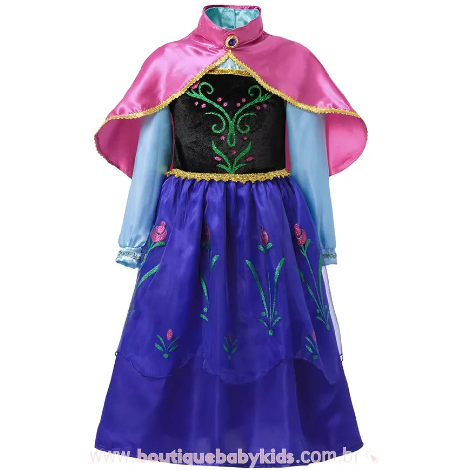 Vista frontal completa do vestido infantil fantasia Princesa Anna, com capa rosa, corpete bordado e saia azul com estampas florais brilhantes.