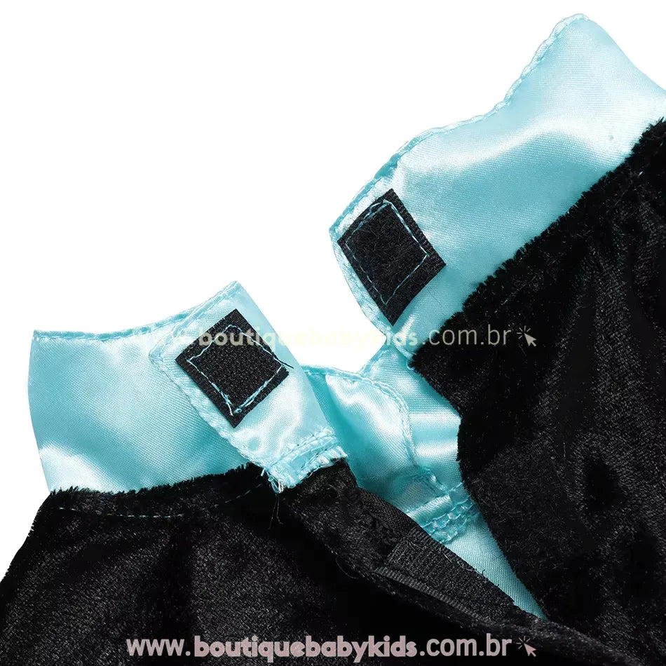 Fechamento da gola em velcro do vestido infantil fantasia Princesa Anna, com acabamento em cetim azul-claro e veludo preto.