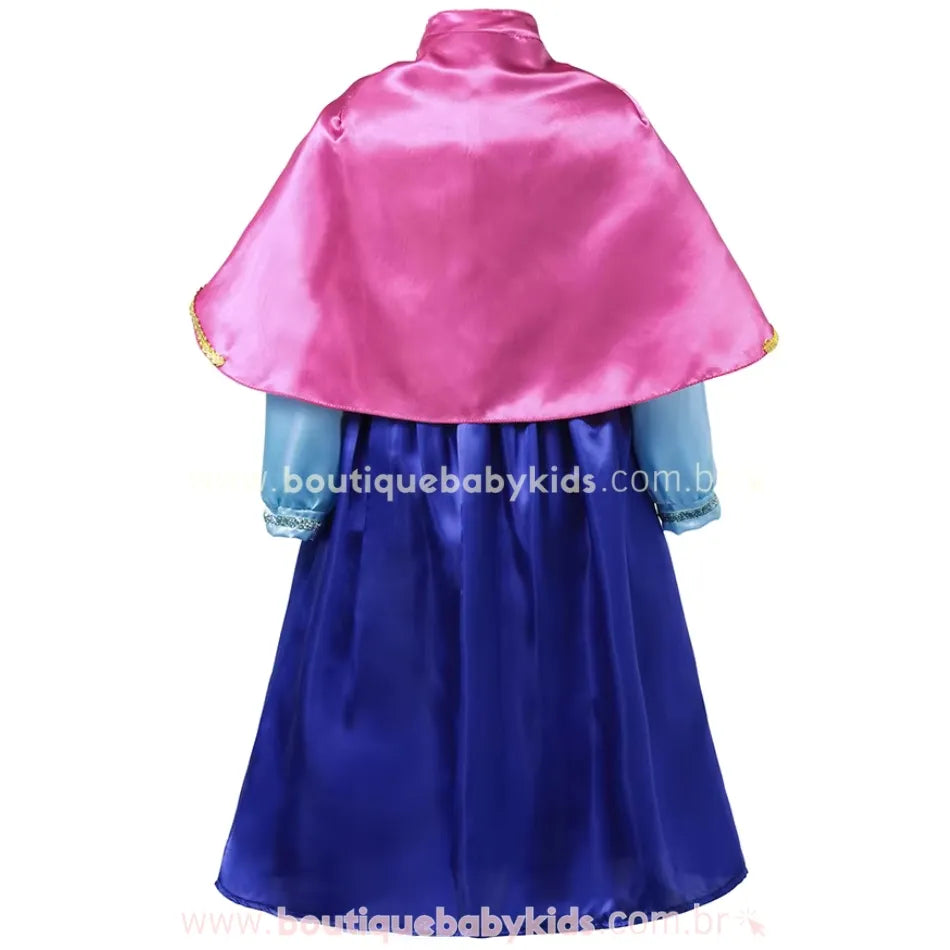 Vista traseira completa do vestido infantil fantasia Princesa Anna, destacando a capa e a saia azul.
