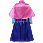 Vista traseira completa do vestido infantil fantasia Princesa Anna, destacando a capa e a saia azul.