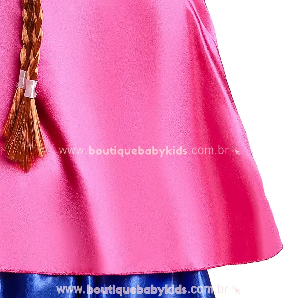 Vista traseira da capa rosa brilhante, destacando o tecido acetinado e caimento fluido sobre a saia azul.