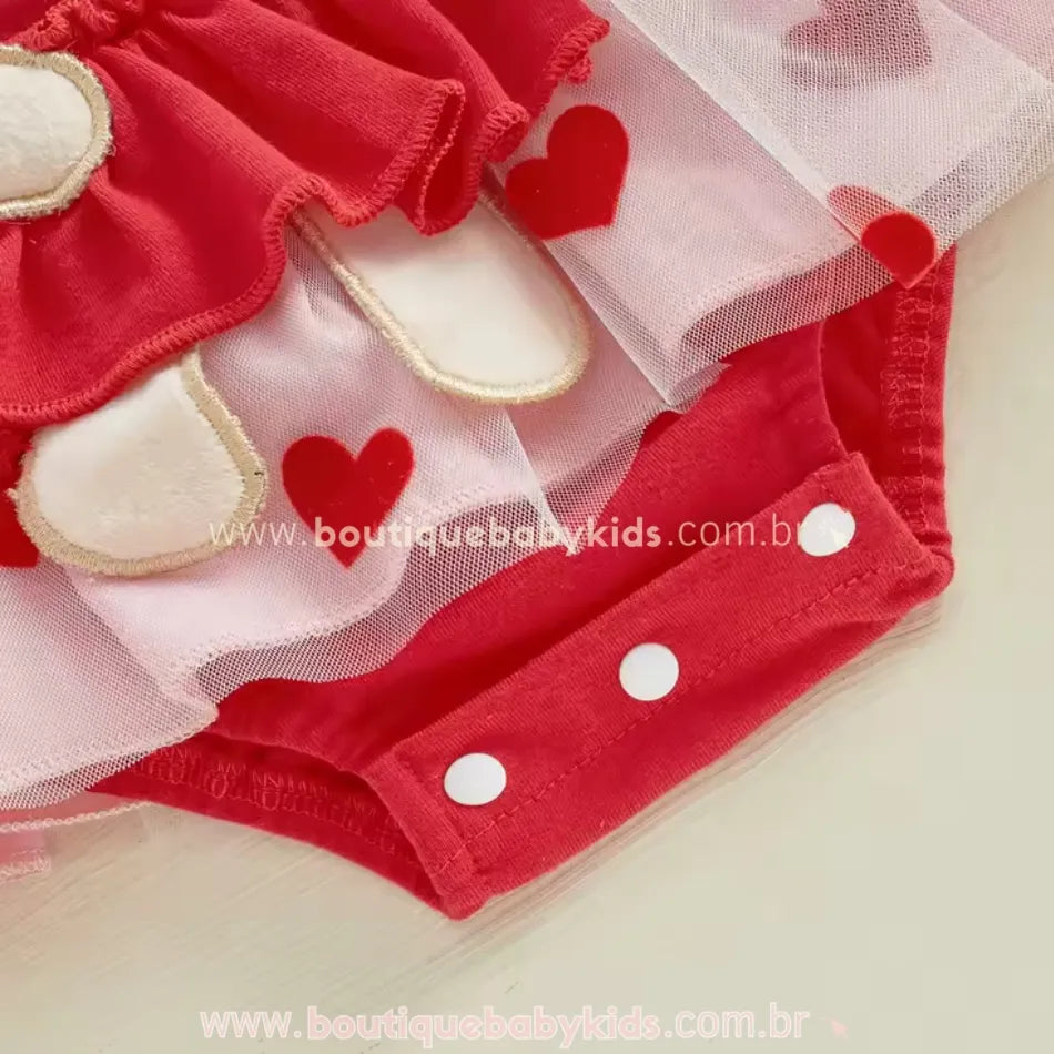 Detalhe do fechamento do Vestido Bebê Ursinha Apaixonada com Faixa, com botões de pressão na parte inferior para facilitar a troca de fraldas. Conforto e praticidade para o dia a dia do bebê.