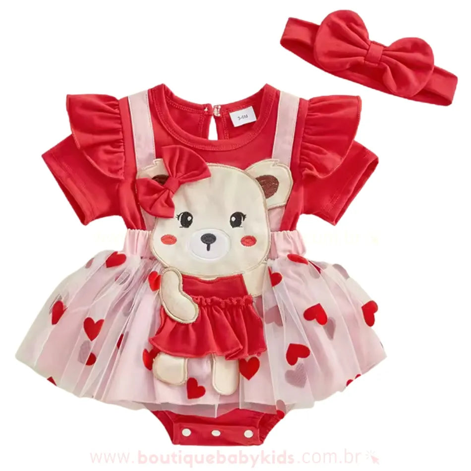 Vestido Bebê Ursinha Apaixonada com Faixa, um look encantador com saia de tule delicada, aplicação bordada de ursinha e faixa de cabelo combinando. Ideal para datas especiais como aniversários e Dia das Mães.