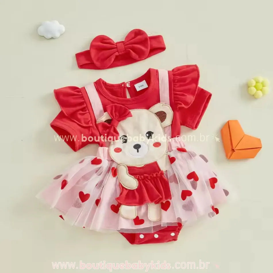 Vestido Bebê Ursinha Apaixonada com Faixa, modelo fofo com aplicação bordada de ursinha, saia de tule com corações e faixa de cabelo combinando. Perfeito para festas e ensaios fotográficos.