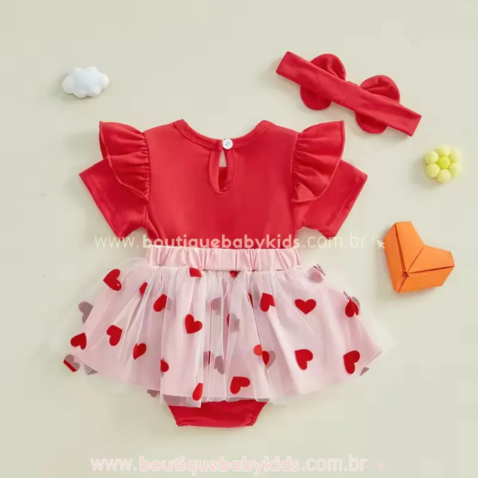 Vista traseira do Vestido Bebê Ursinha Apaixonada com Faixa, com detalhe de botão na gola e mangas curtas com babados. Modelo confortável e charmoso.