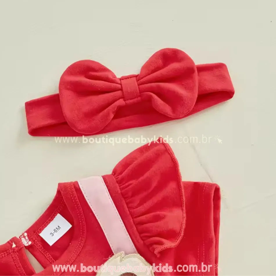 Faixa de cabelo do Vestido Bebê Ursinha Apaixonada, em tecido vermelho com laço estruturado. Acessório delicado para complementar o visual da bebê.
