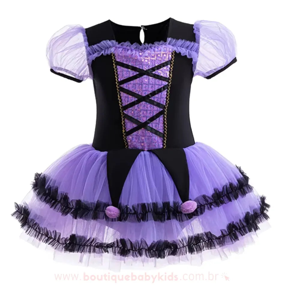 Vestido infantil temático de bruxinha na cor preta e roxa, com mangas bufantes de tule, corpete com detalhe de espartilho e saia volumosa de tule com babadinhos pretos e pompons roxos.