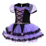 Vestido infantil temático de bruxinha exibido de lado, destacando o volume da saia de tule e os detalhes encantadores do corpete.